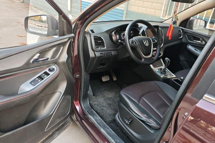 Used Baojun 560 2016 1.8L iAMT Luxury Model Interior 3