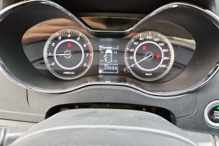 Used Baojun 560 2016 1.5T Manual Luxury Model Odometer Close Up