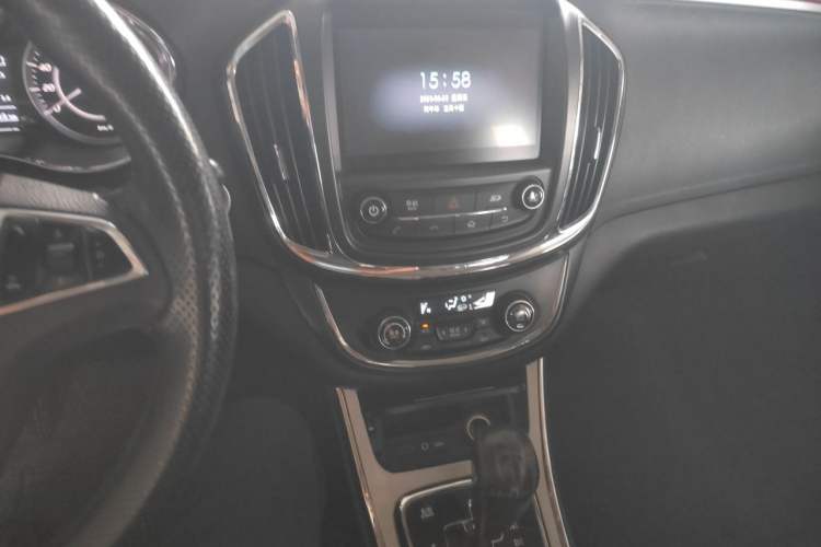 Used Baojun 560 2016 1.8L iAMT Luxury Model Audio And AC Panel