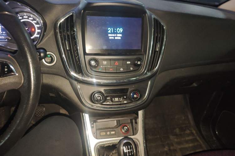 Used Baojun 560 2016 1.8L Manual Luxury Edition Audio And AC Panel
