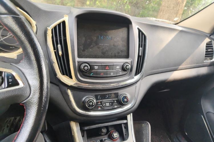 Used Baojun 560 2016 1.5T Manual Luxury Model Audio And AC Panel