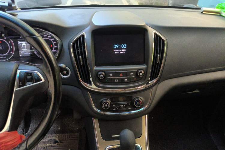 Used Baojun 560 2016 1.8L iAMT Luxury Model Audio And AC Panel