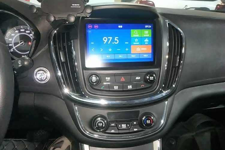 Used Baojun 560 2016 1.8L iAMT Luxury Model Audio And AC Panel