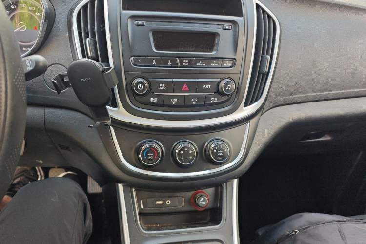 Used Baojun 560 2016 1.8L Manual Value Edition Audio And AC Panel