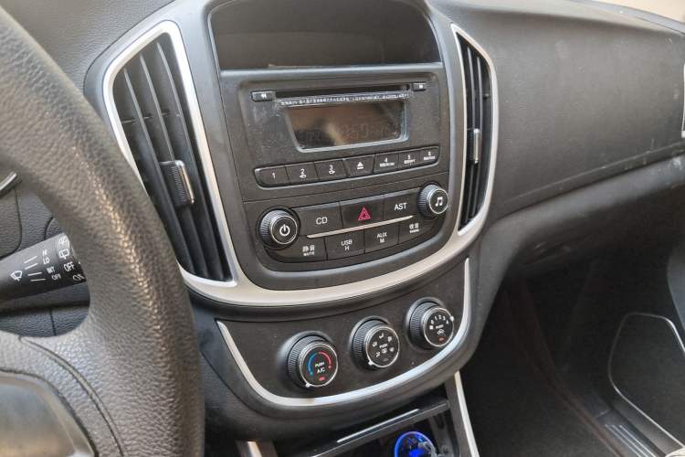 Used Baojun 560 2016 1.5T Manual Comfort Edition Audio And AC Panel