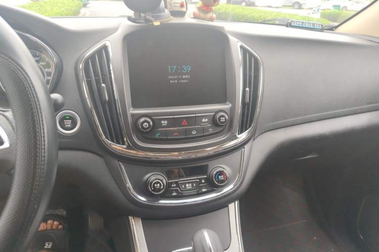 Used Baojun 560 2016 1.8L iAMT Luxury Model Audio And AC Panel