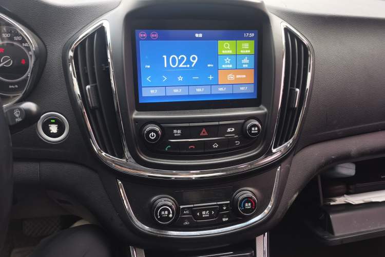 Used Baojun 560 2016 1.8L iAMT Luxury Model Audio And AC Panel