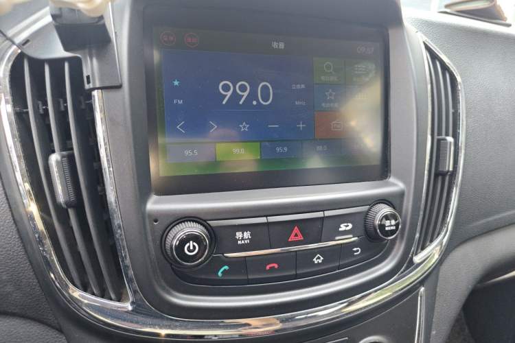 Used Baojun 560 2016 1.8L iAMT Luxury Model Audio And AC Panel