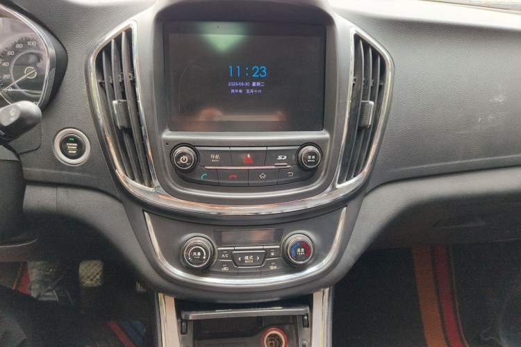 Used Baojun 560 2016 1.5T Manual Luxury Model Audio And AC Panel