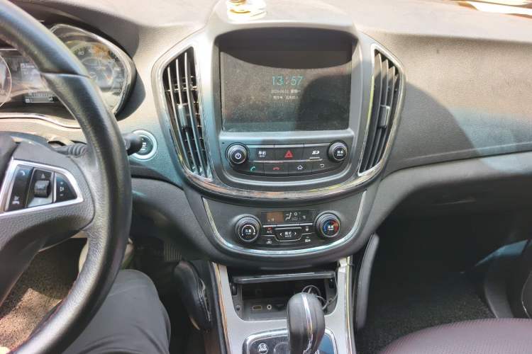 Used Baojun 560 2016 1.8L iAMT Luxury Model Audio And AC Panel