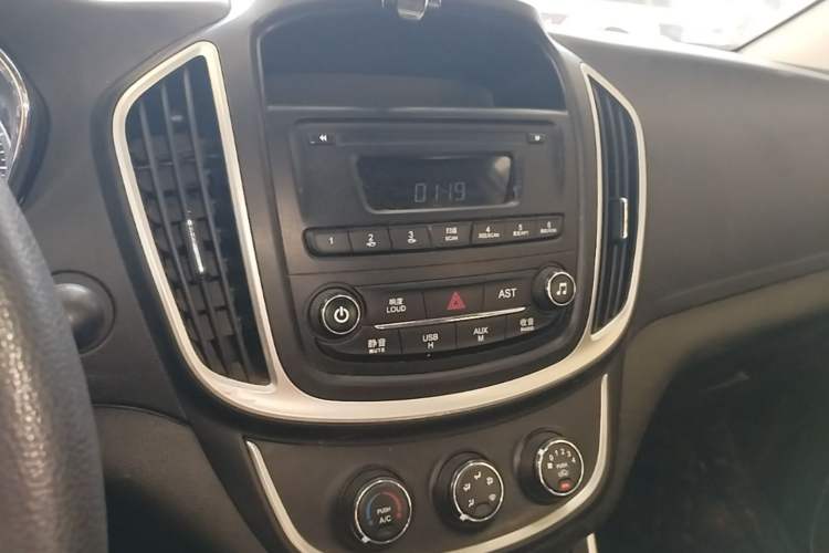 Used Baojun 560 2016 1.8L Manual Value Edition Audio And AC Panel