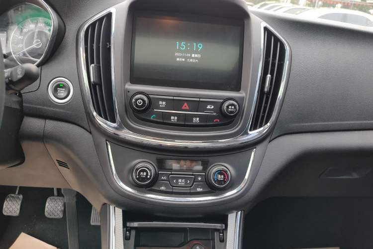 Used Baojun 560 2016 1.5T Manual Luxury Model Audio And AC Panel