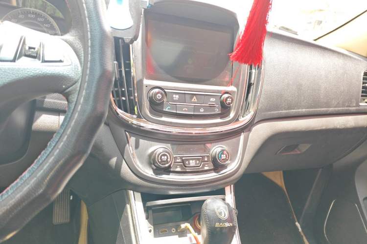 Used Baojun 560 2016 1.8L iAMT Luxury Model Audio And AC Panel