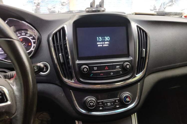 Used Baojun 560 2016 1.5T Manual Luxury Model Audio And AC Panel