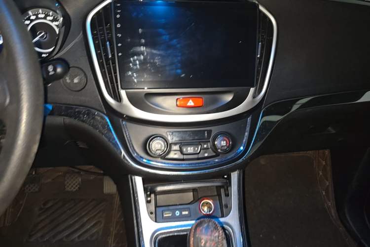 Used Baojun 560 2016 1.8L Manual Elite Edition Audio And AC Panel