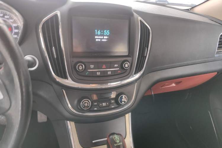 Used Baojun 560 2016 1.8L iAMT Luxury Model Audio And AC Panel