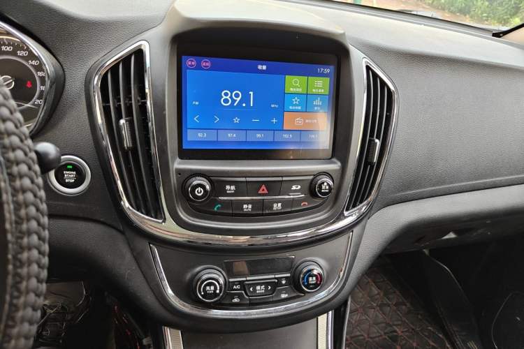 Used Baojun 560 2016 1.8L iAMT Luxury Model Audio And AC Panel