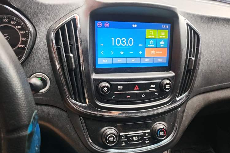Used Baojun 560 2016 1.8L Manual Luxury Edition Audio And AC Panel