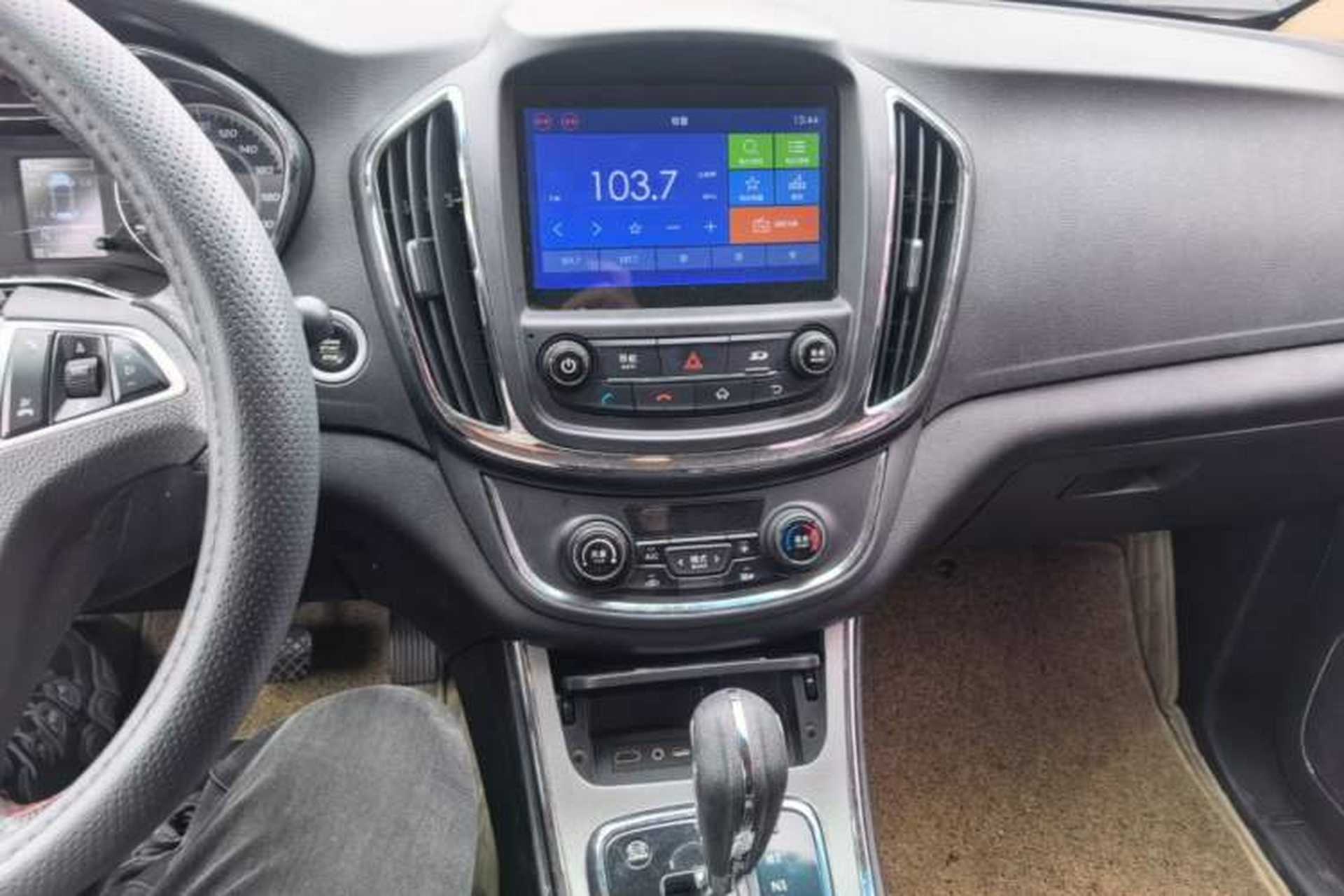 Used Baojun 560 2016 1.8L iAMT Luxury Model Audio And AC Panel