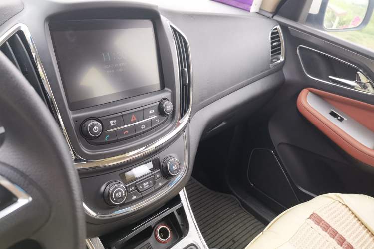 Used Baojun 560 2016 1.8L Manual Elite Edition Audio And AC Panel