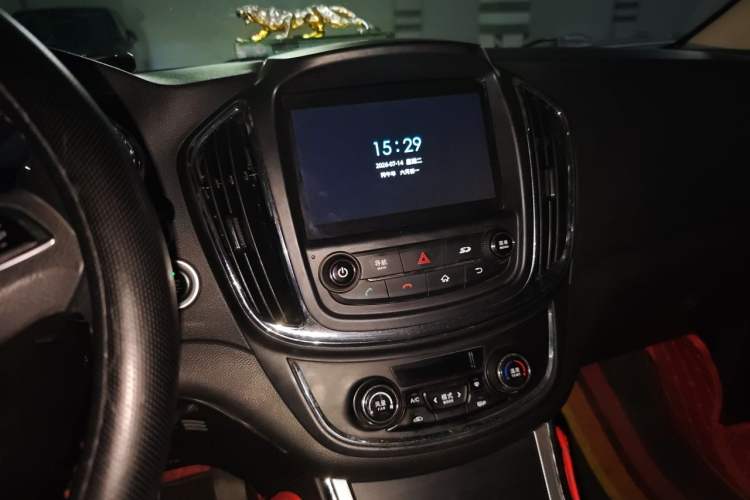 Used Baojun 560 2016 1.8L Manual Luxury Edition Audio And AC Panel
