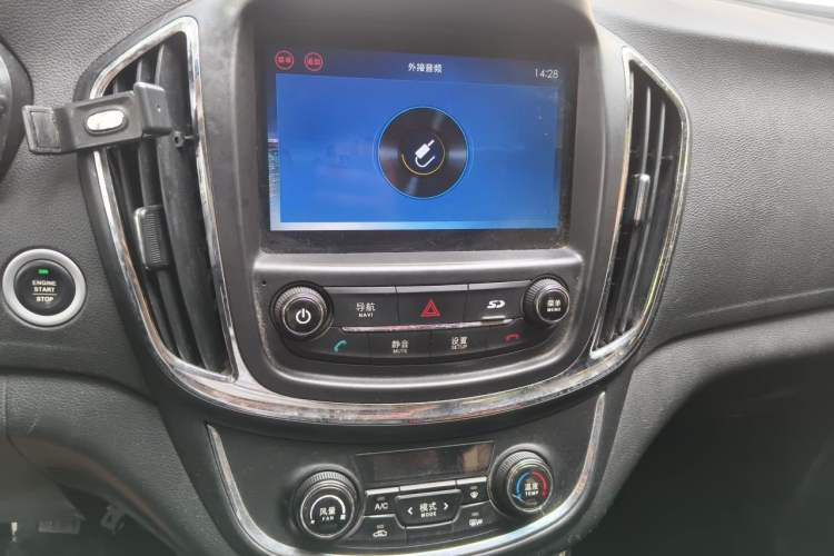 Used Baojun 560 2016 1.5T Manual Luxury Model Audio And AC Panel