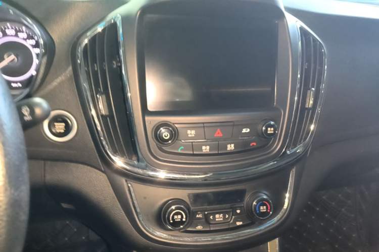 Used Baojun 560 2016 1.8L iAMT Luxury Model Audio And AC Panel