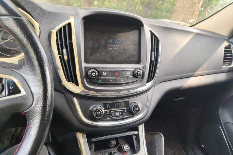 Used Baojun 560 2016 1.5T Manual Luxury Model Audio And AC Panel