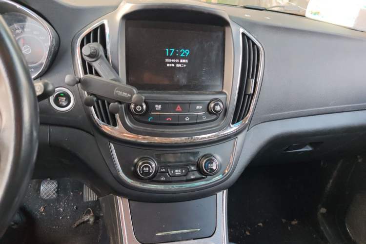 Used Baojun 560 2016 1.5T Manual Luxury Model Audio And AC Panel