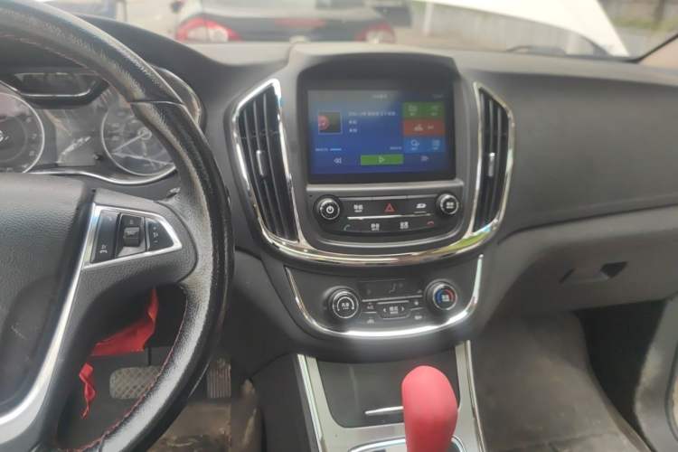 Used Baojun 560 2016 1.8L iAMT Luxury Model Audio And AC Panel