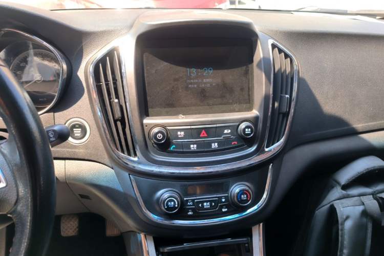 Used Baojun 560 2016 1.5T Manual Luxury Model Audio And AC Panel