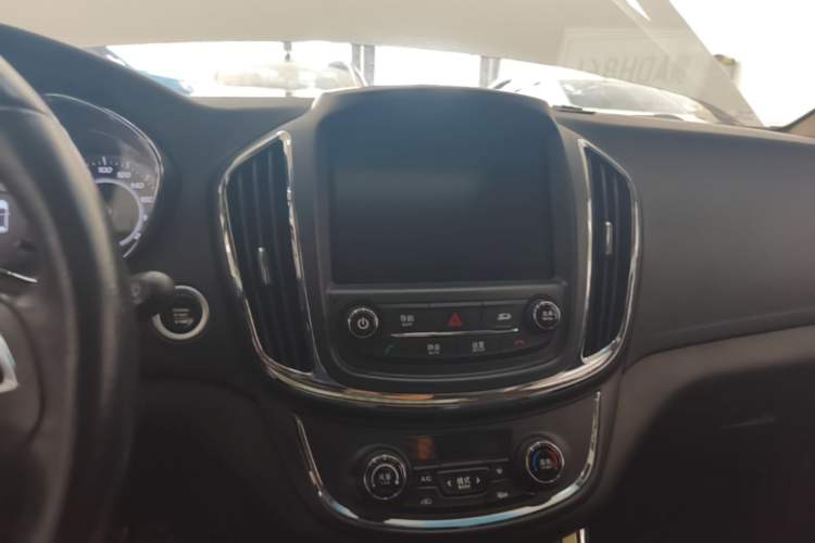 Used Baojun 560 2016 1.8L iAMT Luxury Model Audio And AC Panel