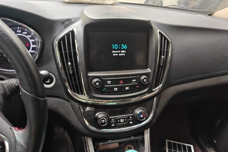 Used Baojun 560 2016 1.8L iAMT Luxury Model Audio And AC Panel