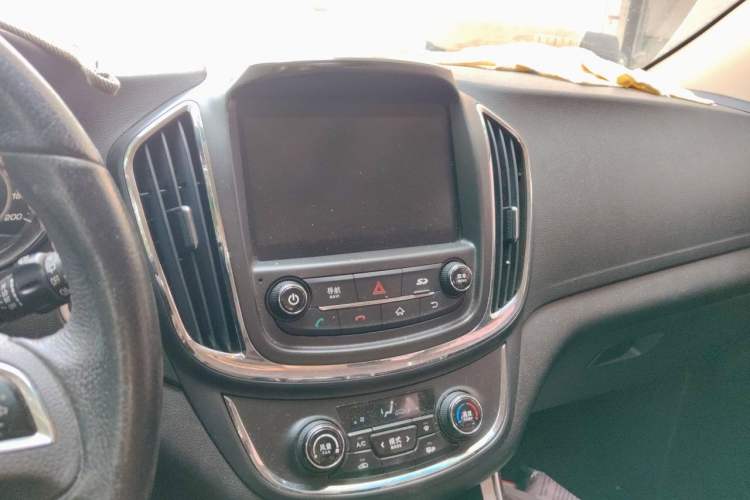 Used Baojun 560 2016 1.8L iAMT Luxury Model Audio And AC Panel