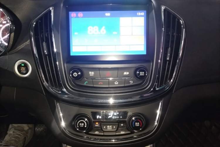 Used Baojun 560 2016 1.5T Manual Luxury Model Audio And AC Panel
