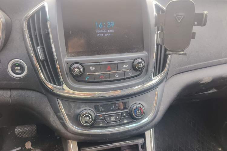 Used Baojun 560 2016 1.8L iAMT Luxury Model Audio And AC Panel