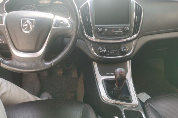 Used Baojun 560 2016 1.8L Manual Luxury Edition Center Console