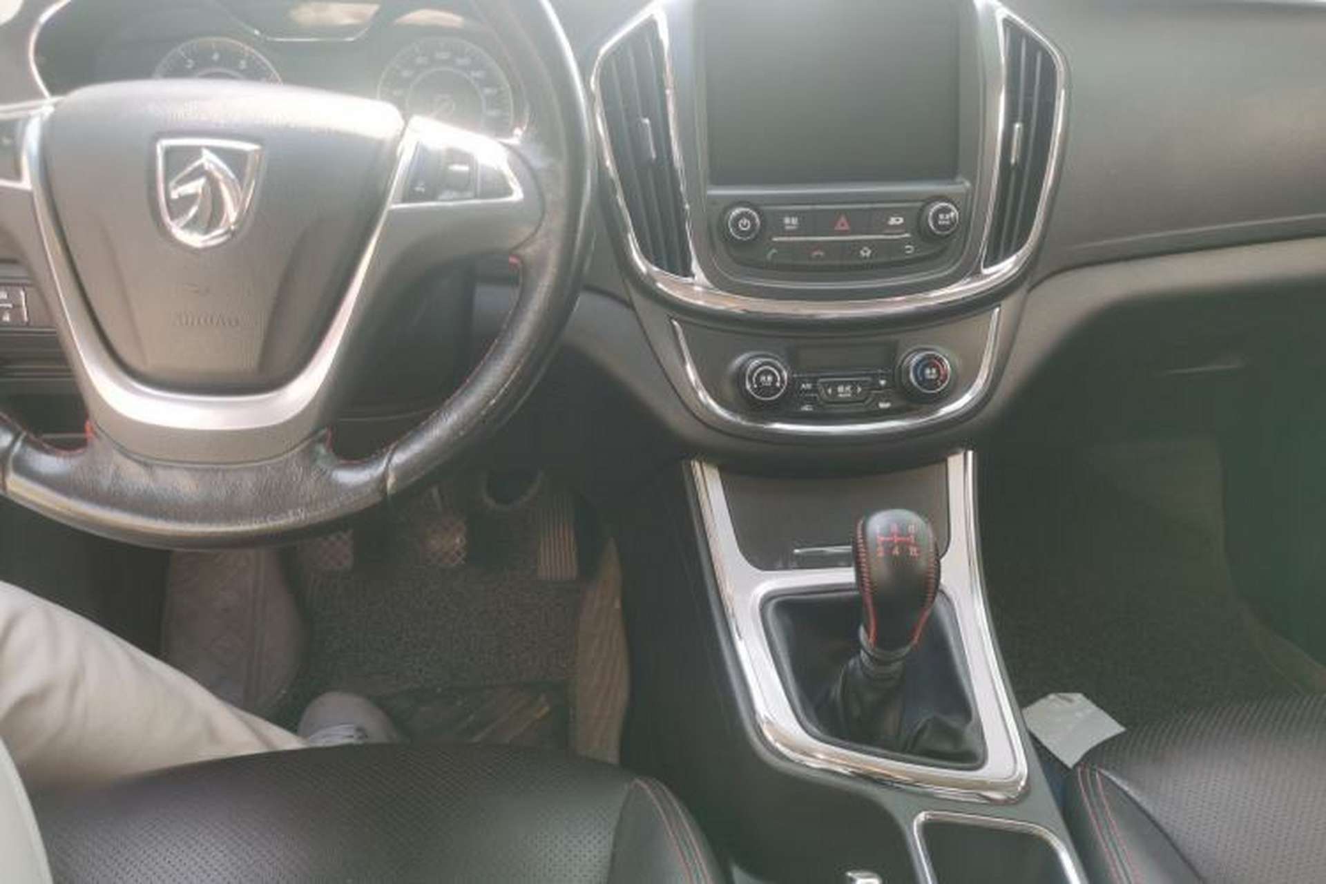 Used Baojun 560 2016 1.8L Manual Luxury Edition Center Console