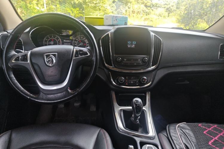 Used Baojun 560 2016 1.5T Manual Luxury Model Center Console