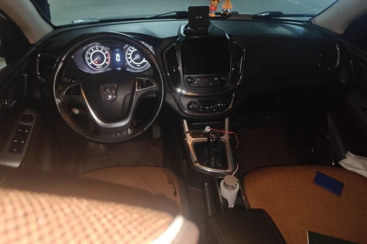 Used Baojun 560 2016 1.8L Manual Luxury Edition Center Console