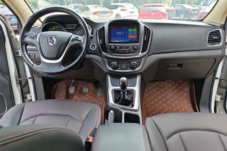 Used Baojun 560 2016 1.8L Manual Luxury Edition Center Console
