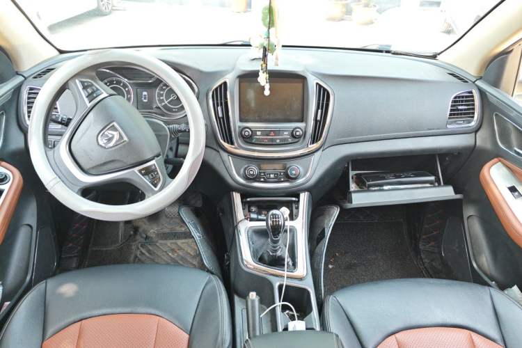Used Baojun 560 2016 1.5T Manual Elite Edition Center Console