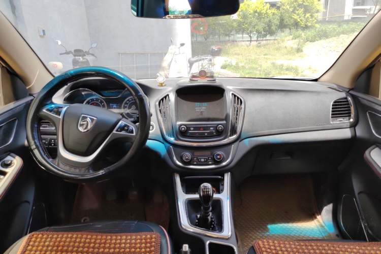 Used Baojun 560 2016 1.5T Manual Luxury Model Center Console
