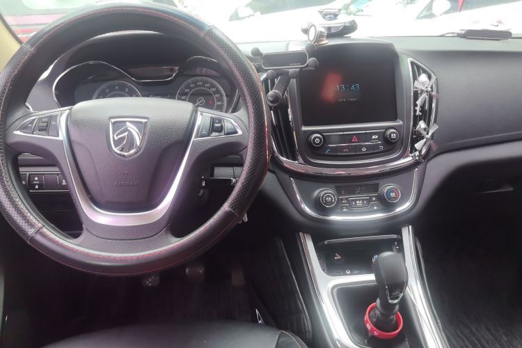 Used Baojun 560 2016 1.5T Manual Elite Edition Center Console