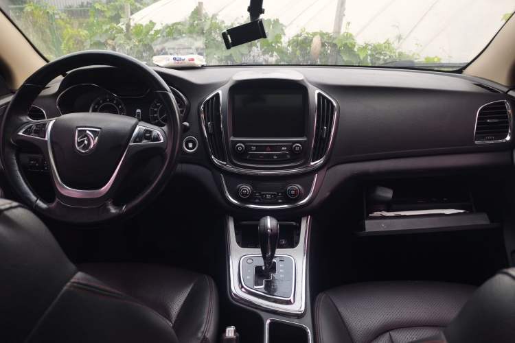 Used Baojun 560 2016 1.8L iAMT Luxury Model Center Console