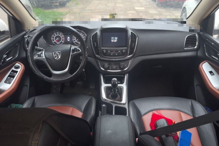 Used Baojun 560 2016 1.5T Manual Elite Edition Center Console