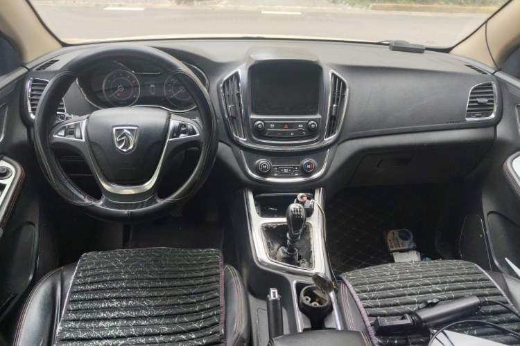Used Baojun 560 2016 1.5T Manual Luxury Model Center Console