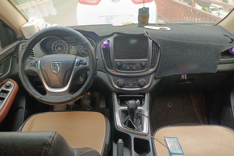 Used Baojun 560 2016 1.5T Manual Elite Edition Center Console
