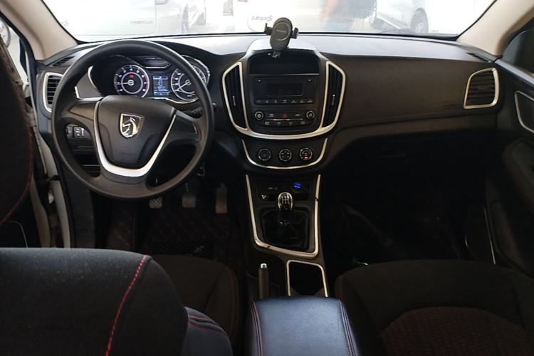Used Baojun 560 2016 1.8L Manual Value Edition Center Console