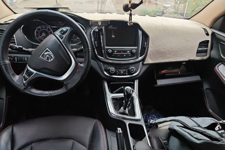 Used Baojun 560 2016 1.8L Manual Luxury Edition Center Console